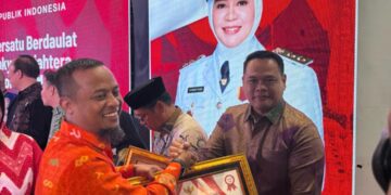 Gubernur Sulsel Beri Penghargaan Kepada Karo SDM Polda Sulsel