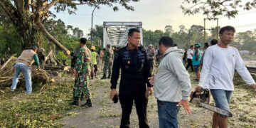 KOMANDAN BATALYON D PELOPOR TINJAU LANGSUNG LOKASI PEMBERSIHAN JALAN TRANS SULAWESI DI JEMBATAN BALIASE, LUWU UTARA