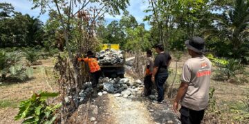 PERSONEL BATALYON D PELOPOR BRIMOB POLDA SULSEL TURUNKAN MATERIAL PERBAIKAN JEMBATAN GANTUNG HARI KE-10 DI SALUSULE