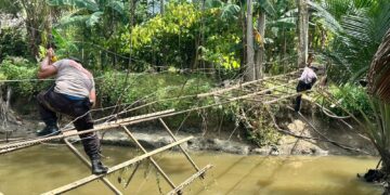 Sinergi Polres Luwu Utara dan Brimob Batalyon D Pelopor dalam Rangka perbaikan Jembatan Gantung di Desa Hasana