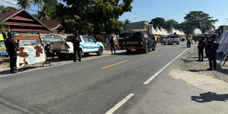 Personel Batalyon D Pelopor Brimob Polda Sulsel Amankan Pelantikan Opu Makole Baebunta ke-XXXVI