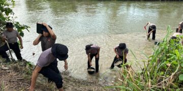 PERSONEL BATALYON D PELOPOR LANJUTKAN PENGANGKATAN PASIR UNTUK PERBAIKAN JEMBATAN GANTUNG DI DUSUN SALUSULE HARI KE 6