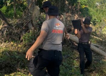 PERSONEL BATALYON D PELOPOR SATUAN BRIMOB POLDA SULSEL LAKSANAKAN PENGANGKATAN PASIR UNTUK PERBAIKAN JEMBATAN GANTUNG DI DUSUN SALUSULE HARI KE-3