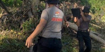 PERSONEL BATALYON D PELOPOR SATUAN BRIMOB POLDA SULSEL LAKSANAKAN PENGANGKATAN PASIR UNTUK PERBAIKAN JEMBATAN GANTUNG DI DUSUN SALUSULE HARI KE-3