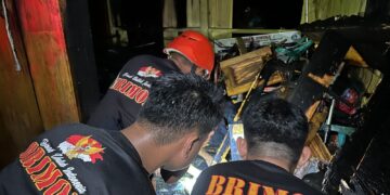 Aksi Kemanusiaan Personel Batalyon D Pelopor Satuan Brimob Polda Sulsel Membantu Evakuasi Korban Kebakaran di Dusun Rante Paccu