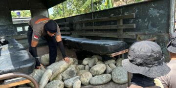 Personel Batalyon D Pelopor Brimob Polda Sulsel Lanjutkan Pengangkatan Material Jembatan Gantung di Dusun Salusule Hari ke-5