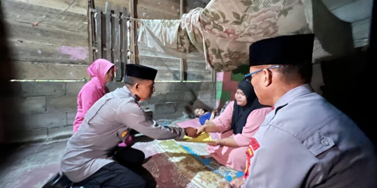 Batalyon D Pelopor Gelar Giat Bagi Takjil dan Sembako di Baebunta, Kompol Laode Rusli Pimpin Langsung Kegiatan