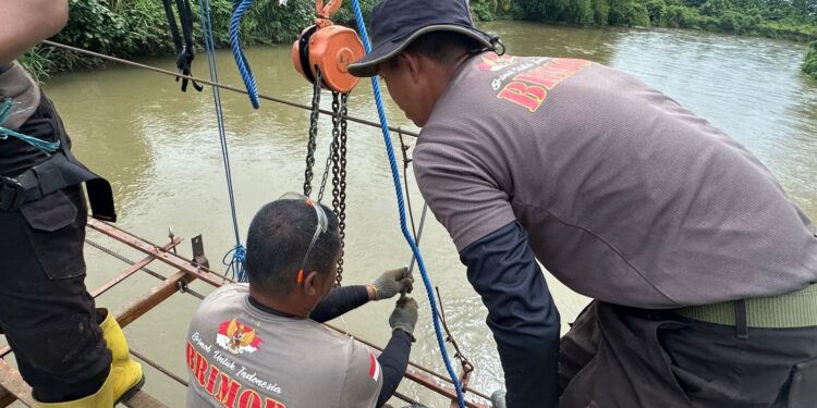 BRIMOB HADIR MEMBANGUN NEGERI — DEDIKASI TANPA HENTI DI JEMBATAN GANTUNG SALUSULE