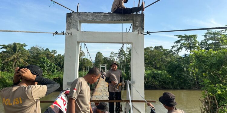 BRIMOB HADIR MEMBANGUN, MEMPERKUAT, DAN MEMASTIKAN JEMBATAN GANTUNG KEMBALI KOKOH UNTUK RAKYAT
