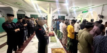 Personel Batalyon D Pelopor laksanakan sholat Isya dan Tarawih berjamaah bersama masyarakat di Masjid Nurul Iman Kalitata