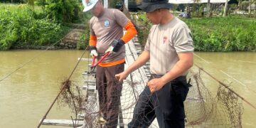 PENGABDIAN TANPA BATAS, BRIMOB SULSEL LANJUTKAN PEMBANGUNAN JEMBATAN GANTUNG DI DUSUN SALUSULE (HARI KE-21)