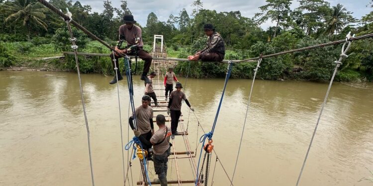 GOTONG ROYONG MEMBANGUN NEGERI: BRIMOB PERKUAT JEMBATAN GANTUNG SALUSULE DEMI AKSES MASYARAKAT