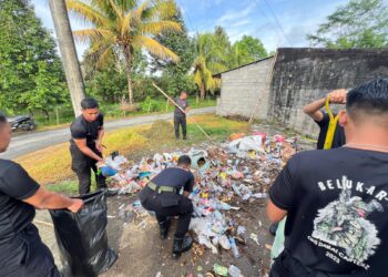Personel Batalyon D Pelopor Laksanakan Giat Jumat Bersih, Serentak di Kabupaten Luwu Utara