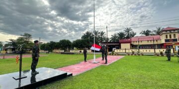Personel Batalyon D Pelopor Laksanakan Upacara Bendera Hari Kesadaran Nasional di Mako Baebunta