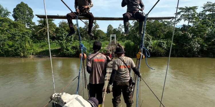 BRIMOB POLDA SULSEL PERKUAT JEMBATAN GANTUNG SALUSULE, PERSONEL BATALYON D PELOPOR LANJUTKAN PEKERJAAN HARI KE-33
