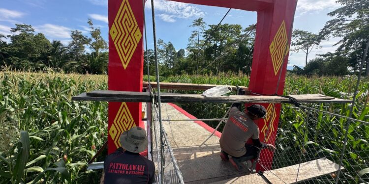 Brimob Polda Sulsel Terus Berbenah, Personel Batalyon D Pelopor Lanjutkan Pengecatan Jembatan Gantung di Salusule