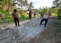 Brimob Sulsel teruskan pengabdian, ratakan akses jalan jembatan gantung Salusule