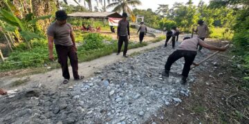 Brimob Sulsel teruskan pengabdian, ratakan akses jalan jembatan gantung Salusule