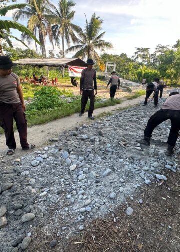 Brimob Sulsel teruskan pengabdian, ratakan akses jalan jembatan gantung Salusule