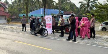 Personel Batalyon D Pelopor Satbrimob Polda Sulsel Laksanakan Kegiatan Bagi Takjil dan Pemberian Sembako