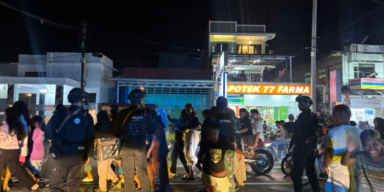 Patroli Ops Ketupat, Brimob Sulsel Jaga Kondusifitas Luwu Utara di Waktu Dini Hari