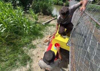 Brimob Polda Sulsel Lanjutkan Perawatan Jembatan Gantung di Salusule Demi Keselamatan Warga