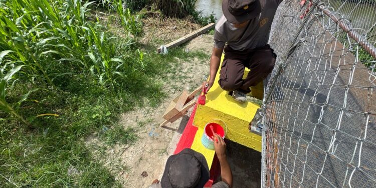 Brimob Polda Sulsel Lanjutkan Perawatan Jembatan Gantung di Salusule Demi Keselamatan Warga