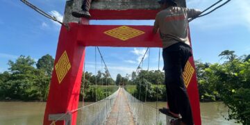 Personel Batalyon D Pelopor Perkuat Baut Jembatan Gantung Salusule
