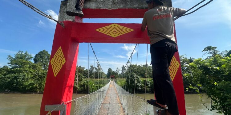 Personel Batalyon D Pelopor Perkuat Baut Jembatan Gantung Salusule