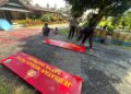 Personel Batalyon D Pelopor Lanjutkan Pemasangan Stiker Plank Jembatan Gantung