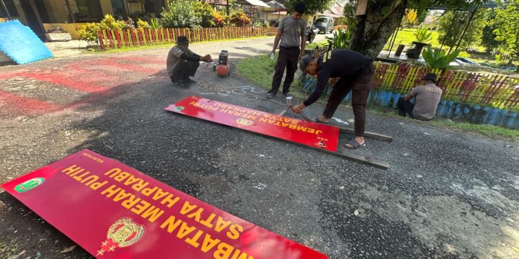 Personel Batalyon D Pelopor Lanjutkan Pemasangan Stiker Plank Jembatan Gantung