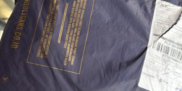 Personil Batalyon D Pelopor Satuan Brimob Polda Sulsel lanjutkan pengecatan pilon jembatan gantung Salusule demi keselamatan warga