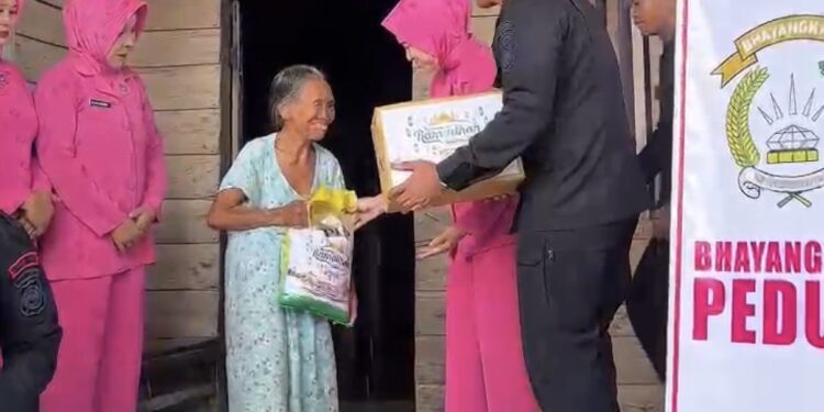 Hujan Tak Menyurutkan Langkah, Personel Batalyon D Pelopor Kompi 3 Bua Tebar Kebaikan di Akhir Ramadhan​