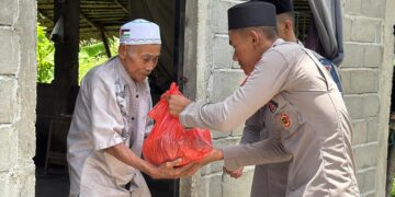 Batalyon D Pelopor Salurkan Zakat Fitrah kepada Masyarakat yang Berhak