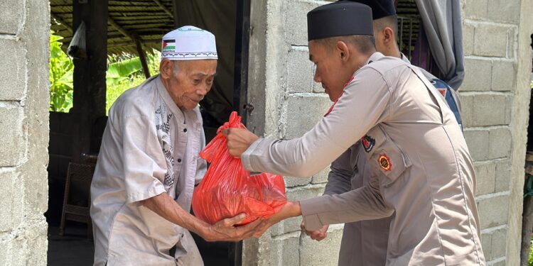 Batalyon D Pelopor Salurkan Zakat Fitrah kepada Masyarakat yang Berhak