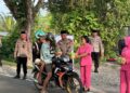 Personel Batalyon D Pelopor dan Bhayangkari Turun ke Jalan Bagikan Takjil untuk Masyarakat