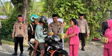 Personel Batalyon D Pelopor dan Bhayangkari Turun ke Jalan Bagikan Takjil untuk Masyarakat