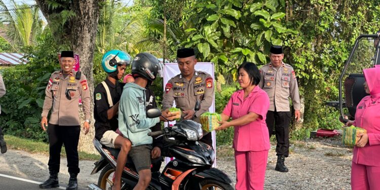 Personel Batalyon D Pelopor dan Bhayangkari Turun ke Jalan Bagikan Takjil untuk Masyarakat