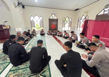 Personel Batalyon D Pelopor Laksanakan Binrohtal Sholat Duha dan Dzikir Asmaul Husna di Masjid Al-Markas