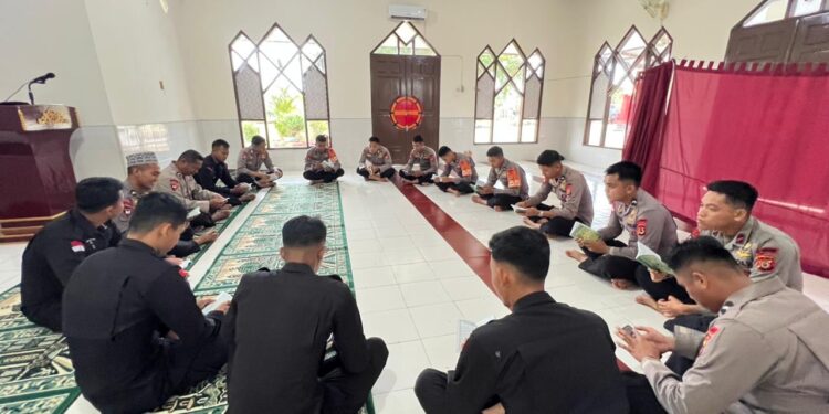 Personel Batalyon D Pelopor Laksanakan Binrohtal Sholat Duha dan Dzikir Asmaul Husna di Masjid Al-Markas