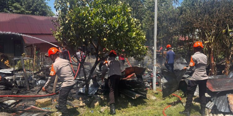 BRIMOB SIGAP! TIM SAR BATALYON D PELOPOR BANTU PEMBERSIHAN PASCA KEBAKARAN DI MASAMBA