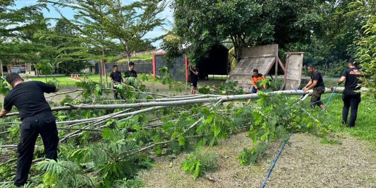 Personel Batalyon D Pelopor Gelar Kuryei Pembersihan Area Sekitar Mako