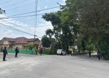 PERSONEL BATALYON D PELOPOR LAKSANAKAN PENGAMANAN RAPAT PARIPURNA DPRD LUWU UTARA DALAM RANGKA HARI JADI KE-27