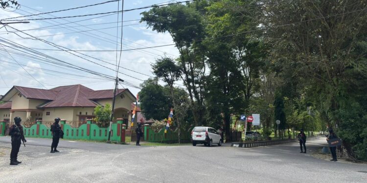 PERSONEL BATALYON D PELOPOR LAKSANAKAN PENGAMANAN RAPAT PARIPURNA DPRD LUWU UTARA DALAM RANGKA HARI JADI KE-27