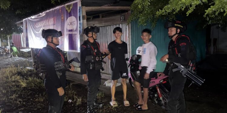 Patroli dan Sambang Warga, Personel Batalyon D Pelopor Pos PAM Mancani Jaga Kamtibmas di Mancani