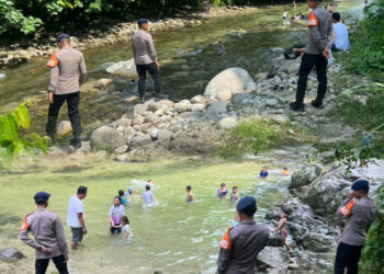 Patroli Brimob Sulsel Jaga Keamanan Wisata Sungai Sulili