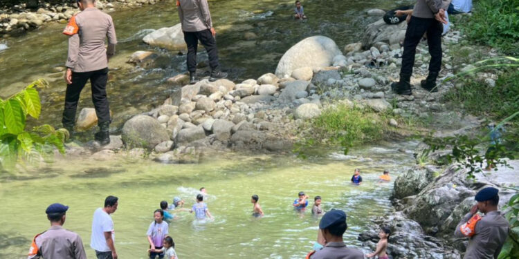 Patroli Brimob Sulsel Jaga Keamanan Wisata Sungai Sulili