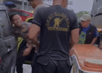 Personel Batalyon D Pelopor Lakukan Respon Cepat Evakuasi Korban Yang Terkena Serangan Jantung Saat Berkendara