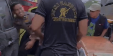 Personel Batalyon D Pelopor Lakukan Respon Cepat Evakuasi Korban Yang Terkena Serangan Jantung Saat Berkendara