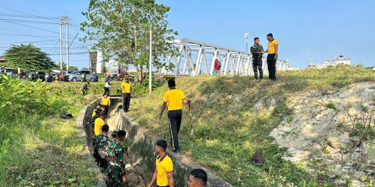 Gotong royong sinergi TNI-Polri dan masyarakat percantik Jembatan Masamba